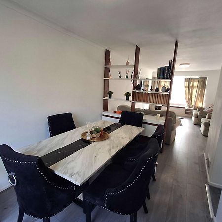 Nicely Decorated 3 Bedroom House Near Heathrow, London Staines-upon-Thames Dış mekan fotoğraf