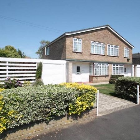 Nicely Decorated 3 Bedroom House Near Heathrow, London Staines-upon-Thames Dış mekan fotoğraf