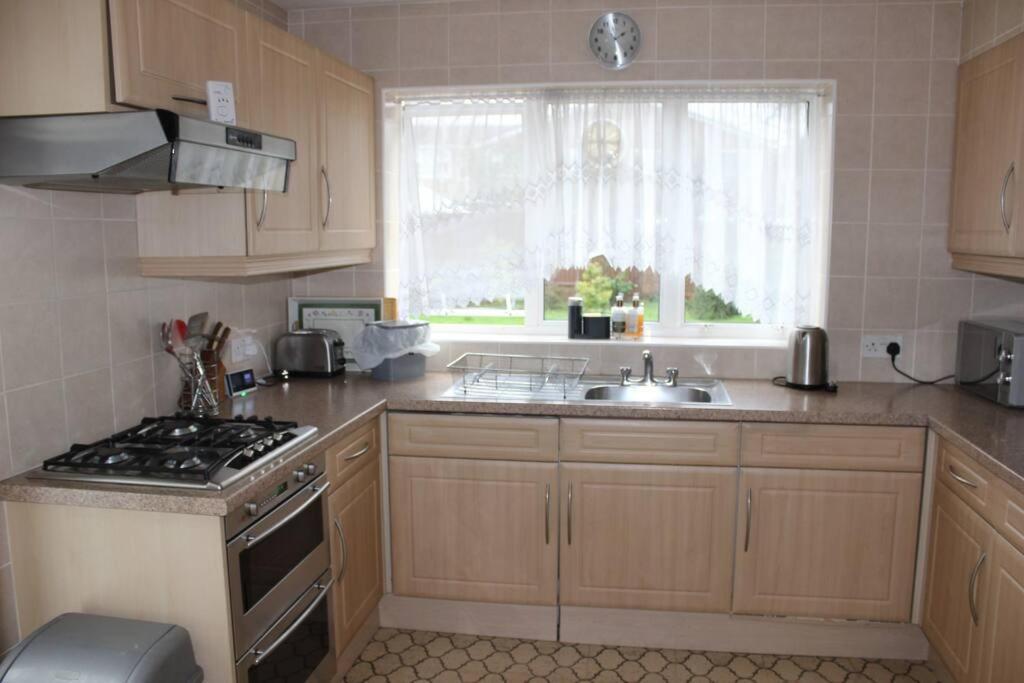 Nicely Decorated 3 Bedroom House Near Heathrow, London Staines-upon-Thames Dış mekan fotoğraf