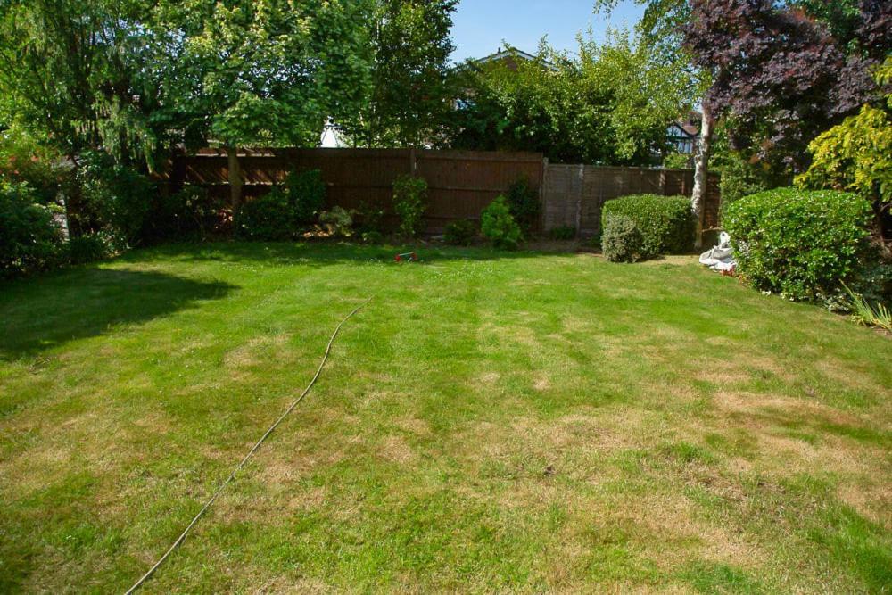 Nicely Decorated 3 Bedroom House Near Heathrow, London Staines-upon-Thames Dış mekan fotoğraf