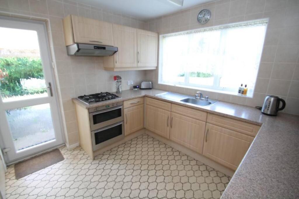 Nicely Decorated 3 Bedroom House Near Heathrow, London Staines-upon-Thames Dış mekan fotoğraf