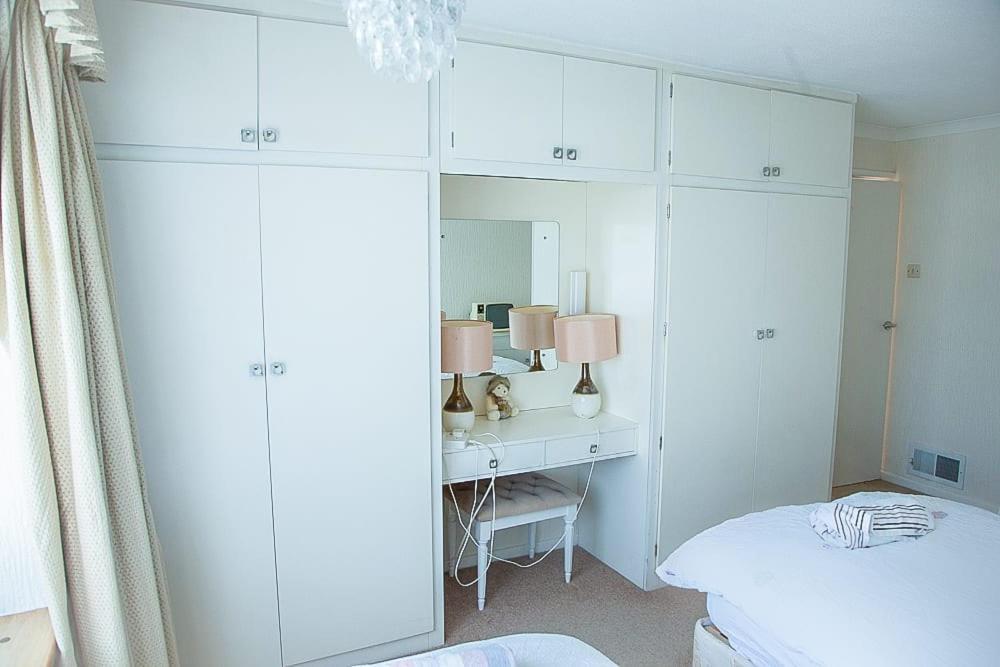 Nicely Decorated 3 Bedroom House Near Heathrow, London Staines-upon-Thames Dış mekan fotoğraf