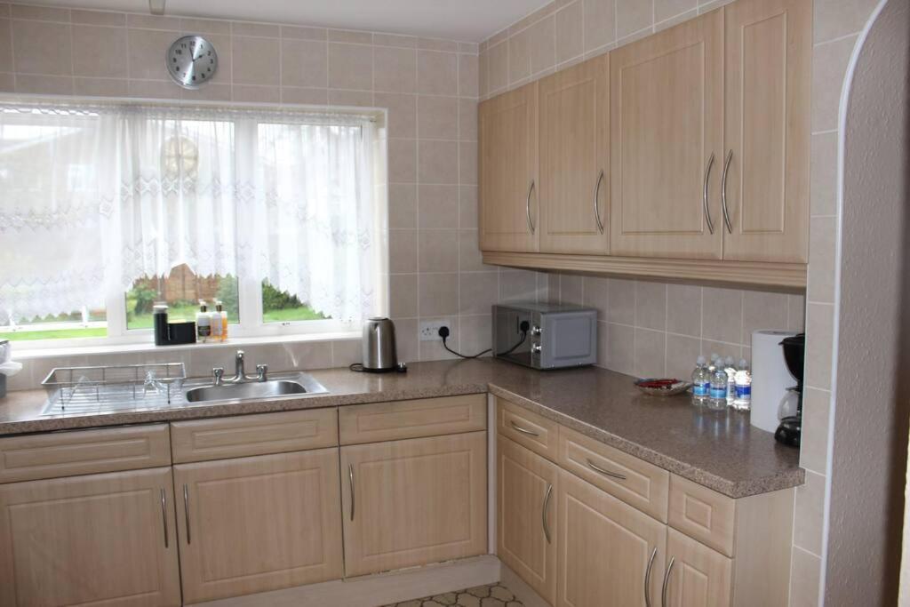 Nicely Decorated 3 Bedroom House Near Heathrow, London Staines-upon-Thames Dış mekan fotoğraf