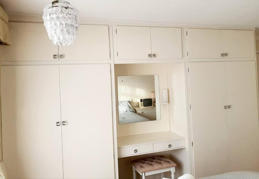 Nicely Decorated 3 Bedroom House Near Heathrow, London Staines-upon-Thames Dış mekan fotoğraf