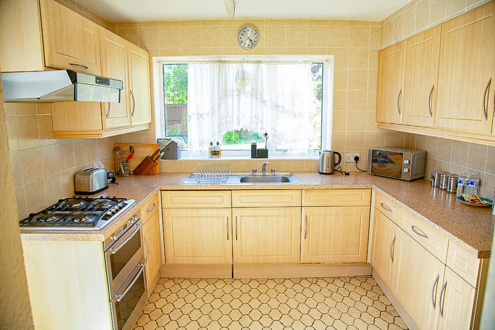 Nicely Decorated 3 Bedroom House Near Heathrow, London Staines-upon-Thames Dış mekan fotoğraf