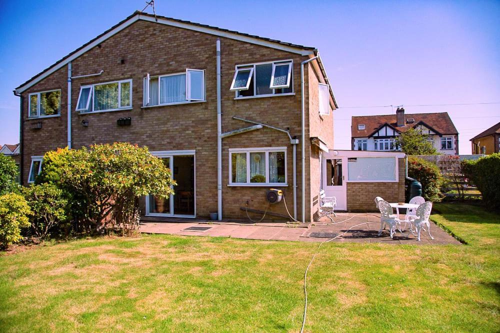 Nicely Decorated 3 Bedroom House Near Heathrow, London Staines-upon-Thames Dış mekan fotoğraf