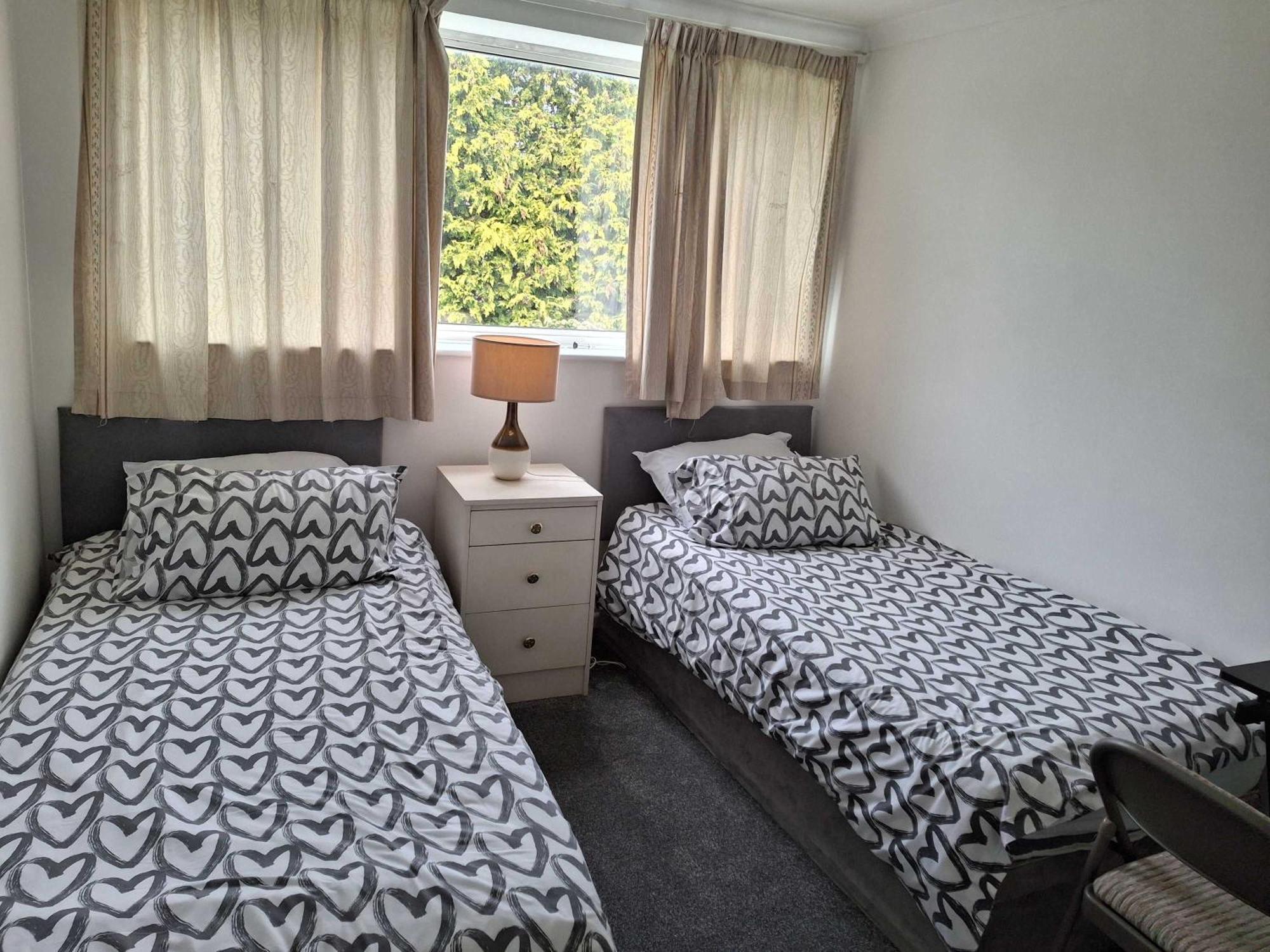 Nicely Decorated 3 Bedroom House Near Heathrow, London Staines-upon-Thames Dış mekan fotoğraf