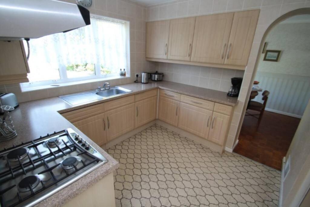 Nicely Decorated 3 Bedroom House Near Heathrow, London Staines-upon-Thames Dış mekan fotoğraf