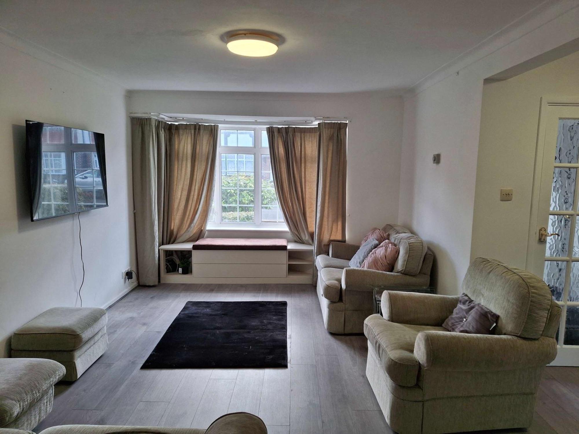 Nicely Decorated 3 Bedroom House Near Heathrow, London Staines-upon-Thames Dış mekan fotoğraf