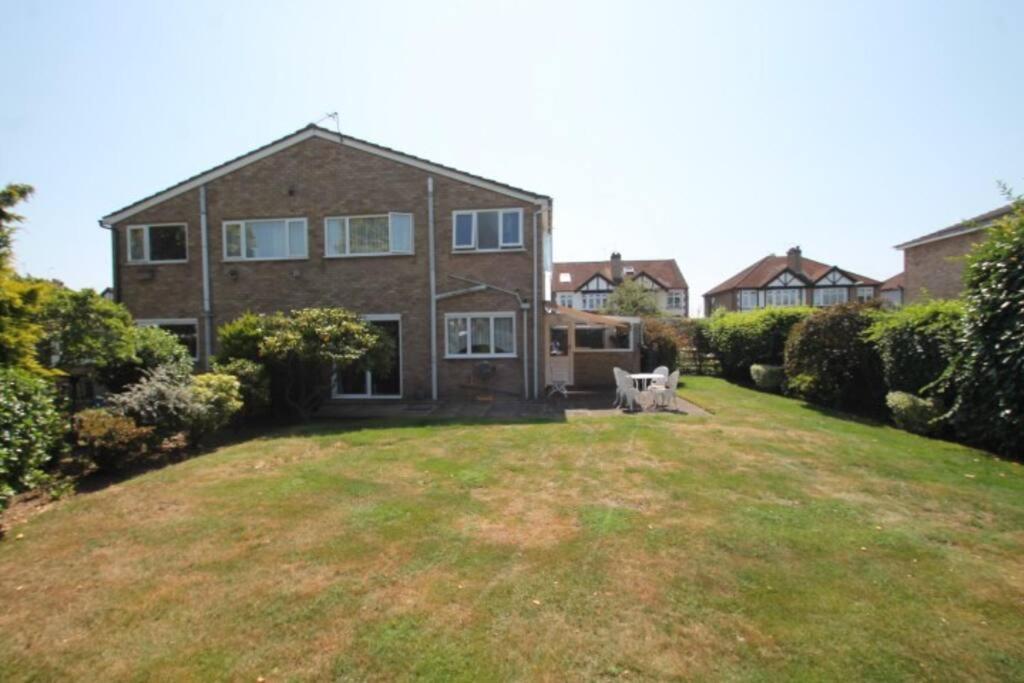 Nicely Decorated 3 Bedroom House Near Heathrow, London Staines-upon-Thames Dış mekan fotoğraf